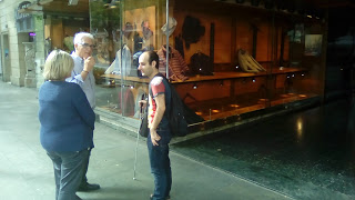 En la foto se ve a Isable, LLuis y a Pere conversando delante de una tienda del eje comercial, mientra hacíamos la verificación